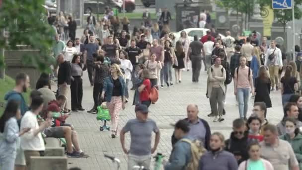 Ukraina, Kiev: människor går ner på gatan i stadens centrum — Stockvideo