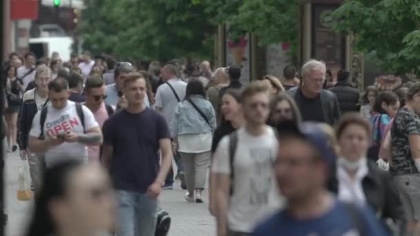 Ukraina, Kijów: ludzie idą ulicą w centrum miasta — Wideo stockowe