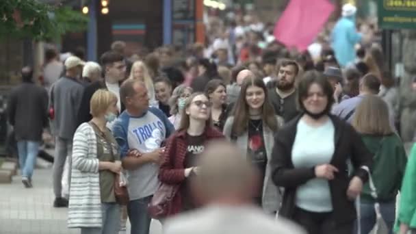 Ukraine, Kiev: folk går ned ad gaden i byens centrum – Stock-video