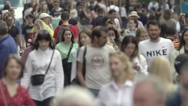 Ukraine, Kiew: Menschen gehen im Stadtzentrum auf die Straße — Stockvideo