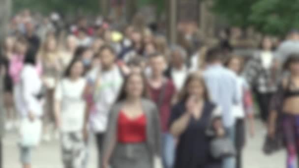 Big city life: silhouettes of people walking in a crowd, slow motion — Stock Video