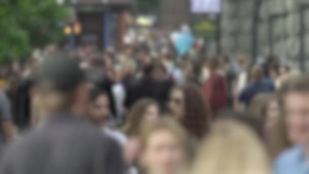 Big city life: silhouettes of people walking in a crowd, slow motion — Stock Video