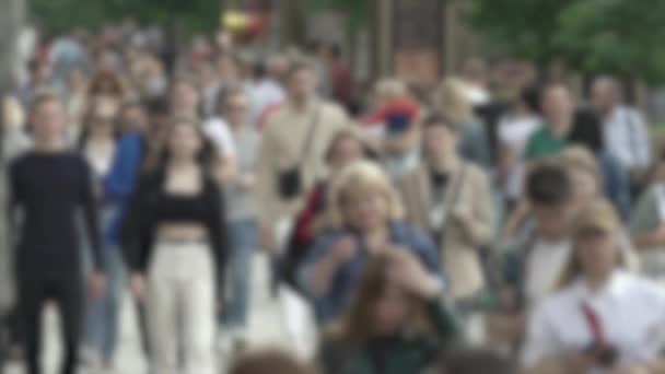 Grande vie urbaine : silhouettes de personnes marchant dans une foule, ralenti — Video