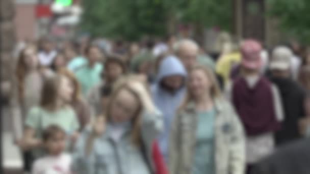 Viața mare a orașului: siluete de oameni care merg într-o mulțime, mișcare lentă — Videoclip de stoc