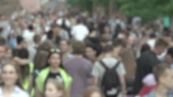 Vida en la gran ciudad: siluetas de gente caminando en una multitud, cámara lenta — Vídeo de stock