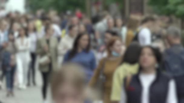 Vida en la gran ciudad: siluetas de gente caminando en una multitud, cámara lenta — Vídeos de Stock