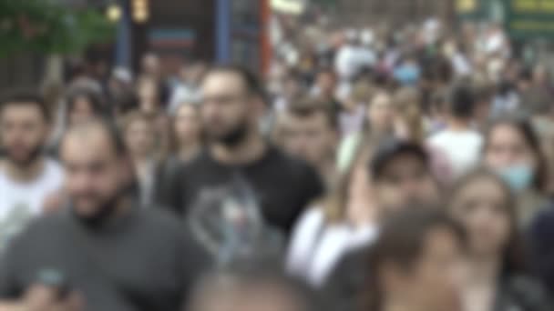 Vida en la gran ciudad: siluetas de gente caminando en una multitud, cámara lenta — Vídeos de Stock