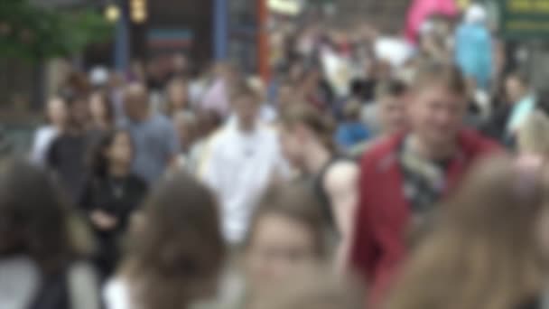 Storstadsliv: silhuetter av människor som går i en folkmassa, slow motion — Stockvideo