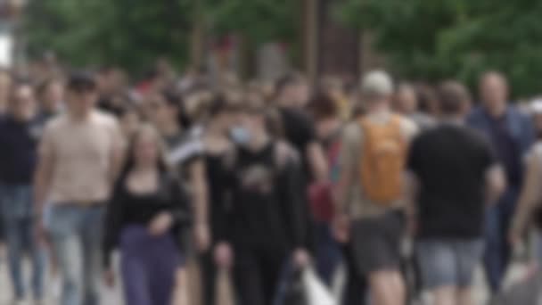 Het stadsleven: silhouetten van mensen die in een menigte lopen, slow motion — Stockvideo