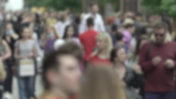 Het stadsleven: silhouetten van mensen die in een menigte lopen, slow motion — Stockvideo