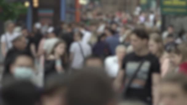 Nagyvárosi élet: tömegben sétáló emberek sziluettjei, lassított felvétel — Stock videók