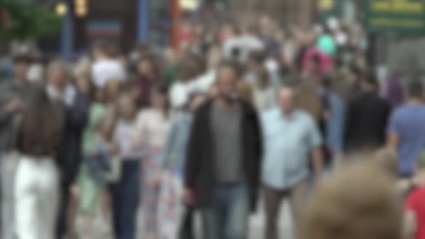 Duże życie miasta: sylwetki ludzi spacerujących w tłumie, zwolnione tempo — Wideo stockowe