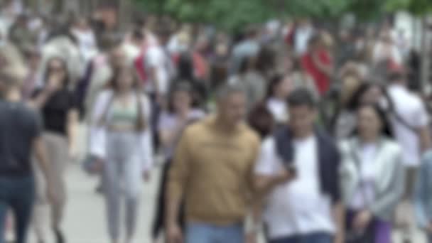 Kehidupan kota besar: siluet orang berjalan dalam kerumunan, gerakan lambat — Stok Video