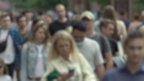 Großstadtleben: Silhouetten von Menschen, die in einer Menschenmenge gehen, Zeitlupe — Stockvideo