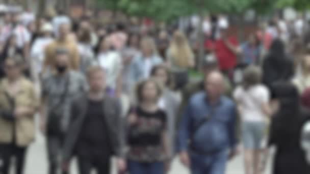 Vida en la gran ciudad: siluetas de gente caminando en una multitud, cámara lenta — Vídeos de Stock