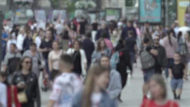 Big city life: silhouettes of people walking in a crowd, slow motion — Stock Video