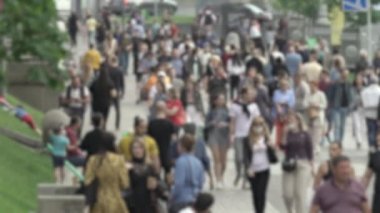 Büyük şehir hayatı: insanların siluetleri kalabalık içinde yürüyor, ağır çekimde.