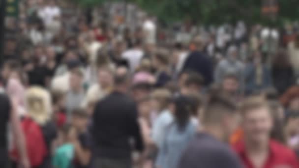 Big city life: silhouettes of people walking in a crowd, slow motion — Stock Video