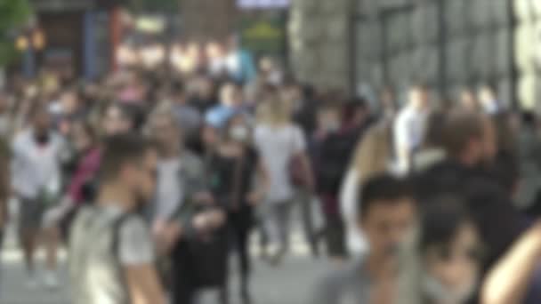 Velký městský život: siluety lidí kráčejících v davu, zpomalený pohyb — Stock video