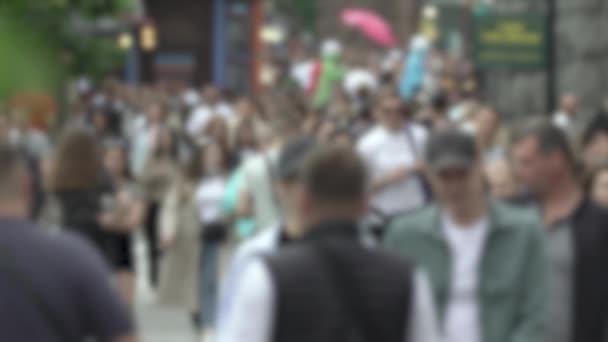Велике міське життя: силуети людей, що ходять у натовпі, повільний рух — стокове відео