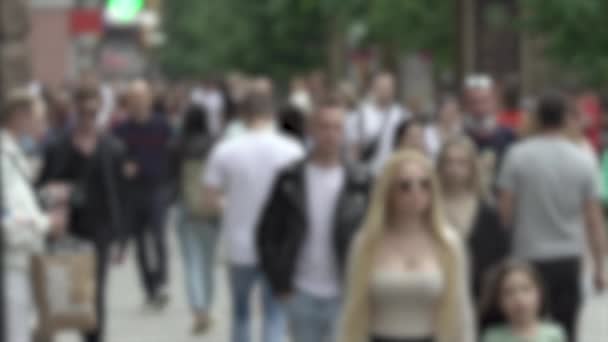 Big city life: silhouettes of people walking in a crowd, slow motion — Stock Video