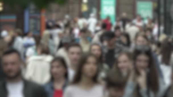 Velký městský život: siluety lidí kráčejících v davu, zpomalený pohyb — Stock video