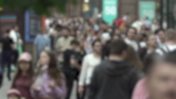 Vida en la gran ciudad: siluetas de gente caminando en una multitud, cámara lenta — Vídeos de Stock