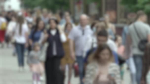 Grande vie urbaine : silhouettes de personnes marchant dans une foule, ralenti — Video