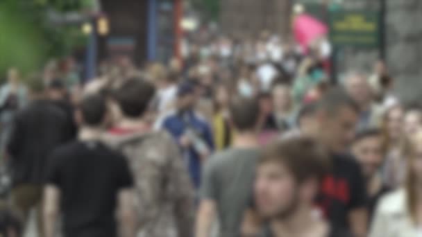 Grande vie urbaine : silhouettes de personnes marchant dans une foule, ralenti — Video