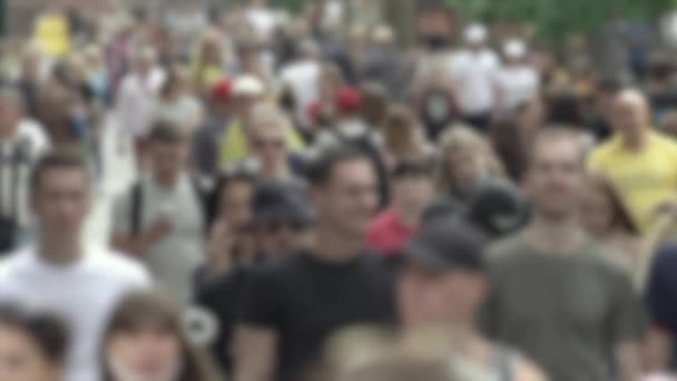 Viața mare a orașului: siluete de oameni care merg într-o mulțime, mișcare lentă — Videoclip de stoc