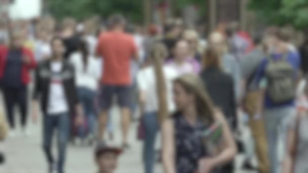 Vida en la gran ciudad: siluetas de gente caminando en una multitud, cámara lenta — Vídeos de Stock