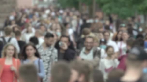 Большая городская жизнь: силуэты людей, идущих в толпе, замедленная съемка — стоковое видео