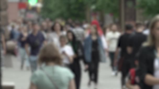 Vida en la gran ciudad: siluetas de gente caminando en una multitud, cámara lenta — Vídeos de Stock