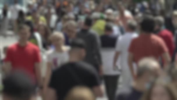 Grande vita cittadina: sagome di persone che camminano in mezzo alla folla, rallentatore — Video Stock