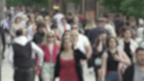 Vida en la gran ciudad: siluetas de gente caminando en una multitud, cámara lenta — Vídeo de stock