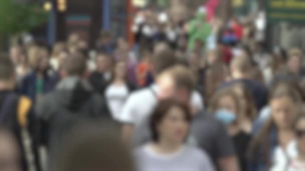 Storstadsliv: silhuetter av människor som går i en folkmassa, slow motion — Stockvideo