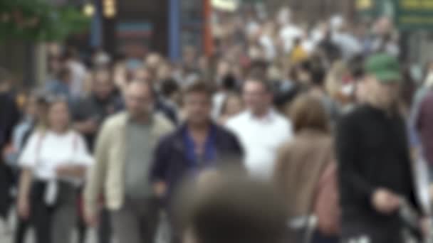 Vida en la gran ciudad: siluetas de gente caminando en una multitud, cámara lenta — Vídeos de Stock