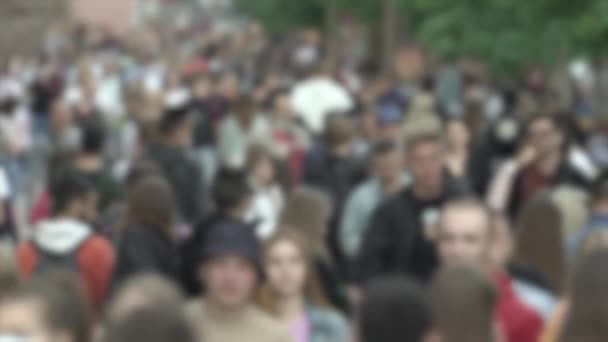 Vida en la gran ciudad: siluetas de gente caminando en una multitud, cámara lenta — Vídeo de stock