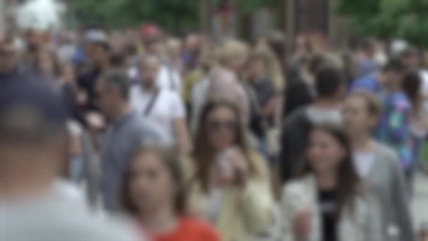 Μεγάλη ζωή της πόλης: σιλουέτες των ανθρώπων που περπατούν σε ένα πλήθος, αργή κίνηση — Αρχείο Βίντεο