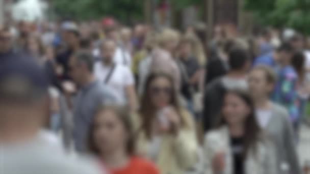 Het stadsleven: silhouetten van mensen die in een menigte lopen, slow motion — Stockvideo