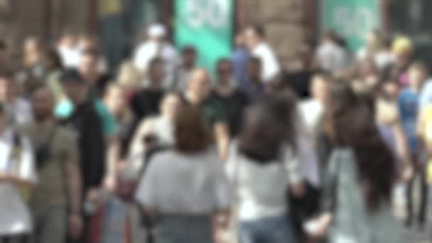 Nagyvárosi élet: tömegben sétáló emberek sziluettjei, lassított felvétel — Stock videók