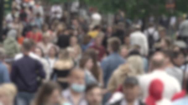 Grande vie urbaine : silhouettes de personnes marchant dans une foule, ralenti — Video