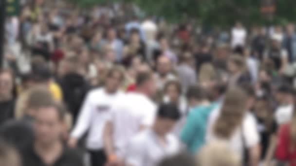 Büyük şehir hayatı: insanların siluetleri kalabalık içinde yürüyor, ağır çekimde. — Stok video