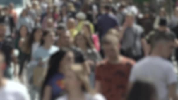 Big city life: silhouettes of people walking in a crowd, slow motion — Stock Video