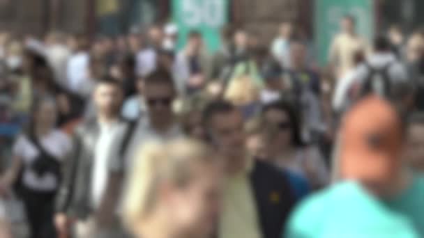 Duże życie miasta: sylwetki ludzi spacerujących w tłumie, zwolnione tempo — Wideo stockowe