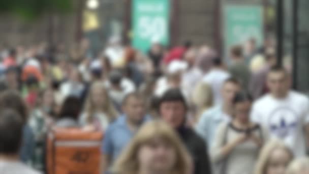 Big city life: silhouettes of people walking in a crowd, slow motion — Stock Video