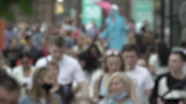 Vida en la gran ciudad: siluetas de gente caminando en una multitud, cámara lenta — Vídeos de Stock