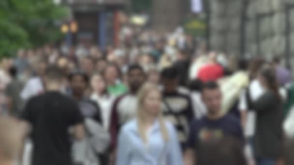 Büyük şehir hayatı: insanların siluetleri kalabalık içinde yürüyor, ağır çekimde. — Stok video