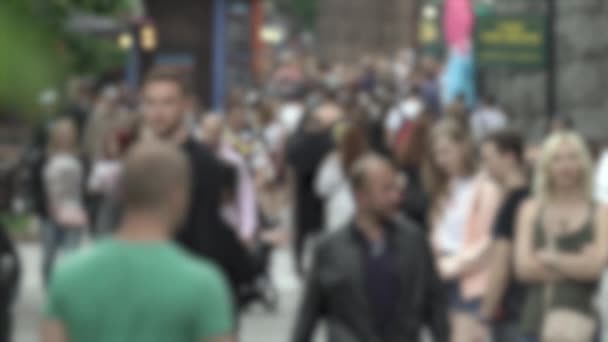 Μεγάλη ζωή της πόλης: σιλουέτες των ανθρώπων που περπατούν σε ένα πλήθος, αργή κίνηση — Αρχείο Βίντεο