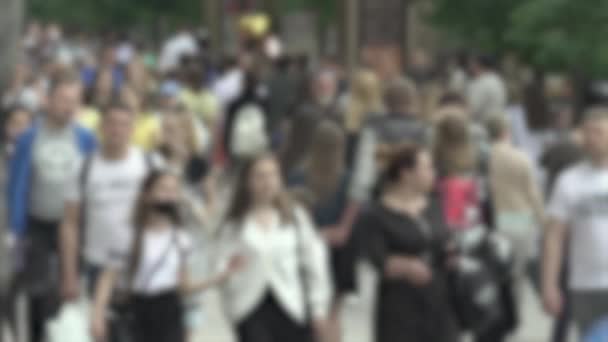 Vida de cidade grande: silhuetas de pessoas que andam em uma multidão, câmera lenta — Vídeo de Stock